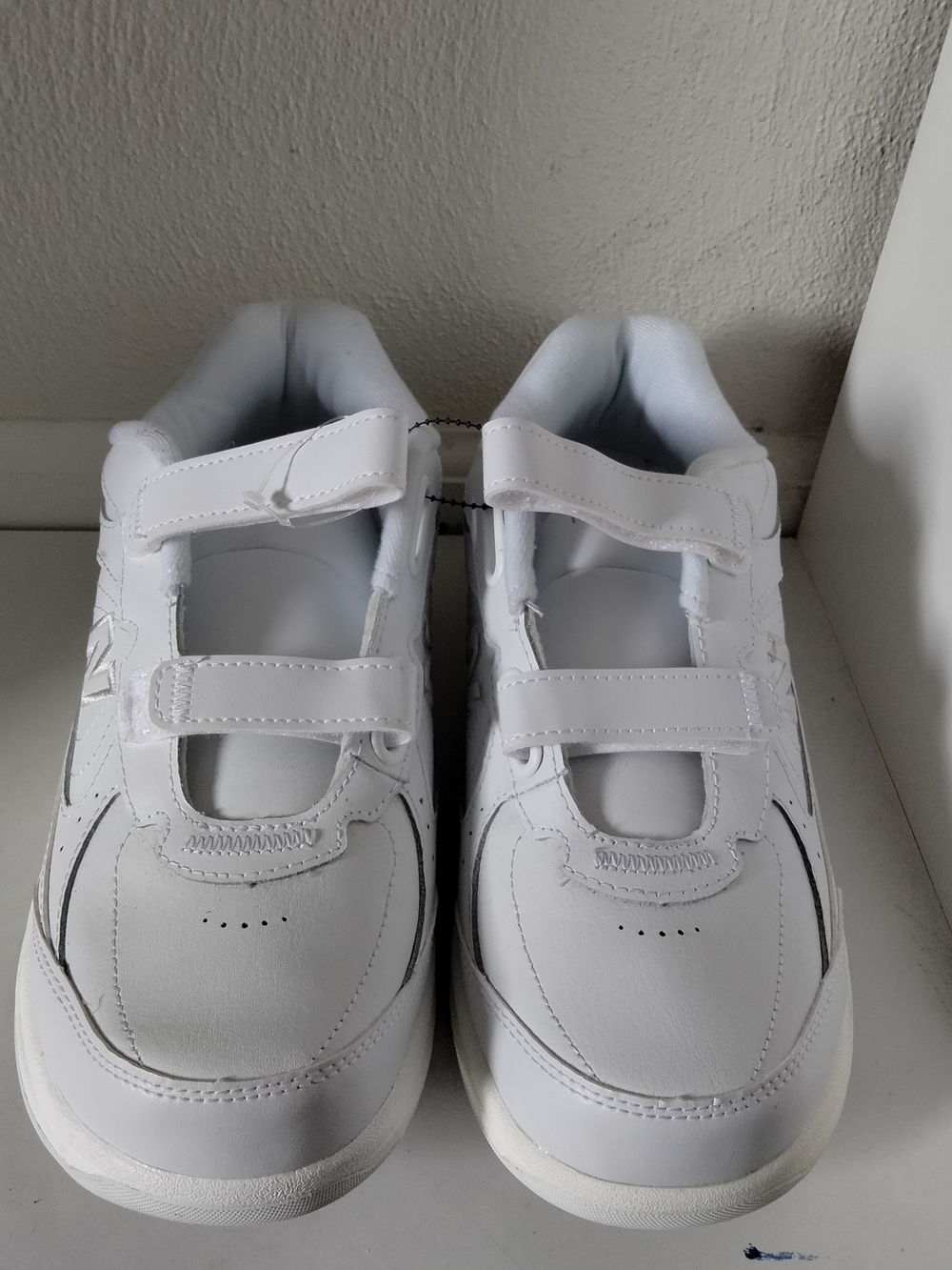 New Balance 577 White Leather Hook and Loop Walking Shoes Women's Size 7.5